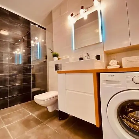 Spacious,stylish And Comfortable 2 With Million Dollar View Apartment Warschau